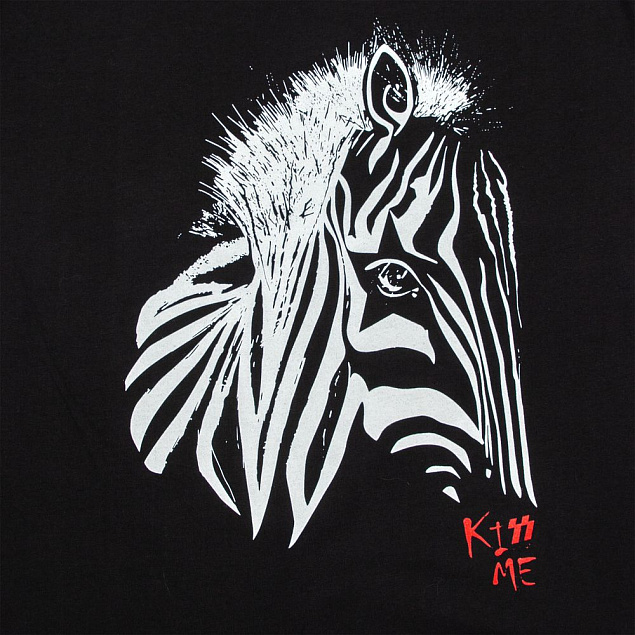 Майка женская «Арт-рокстар. Kiss Me», черная с логотипом в Самаре заказать по выгодной цене в кибермаркете AvroraStore
