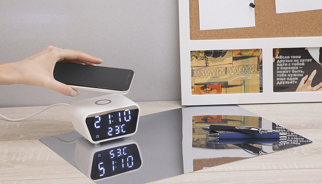 Настольные часы "Smart Clock" с беспроводным (15W) зарядным устройством, будильником и термометром с логотипом в Самаре заказать по выгодной цене в кибермаркете AvroraStore