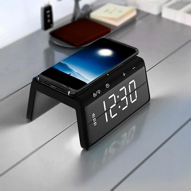 Часы настольные Bridge с функцией беспроводной зарядки с логотипом в Самаре заказать по выгодной цене в кибермаркете AvroraStore