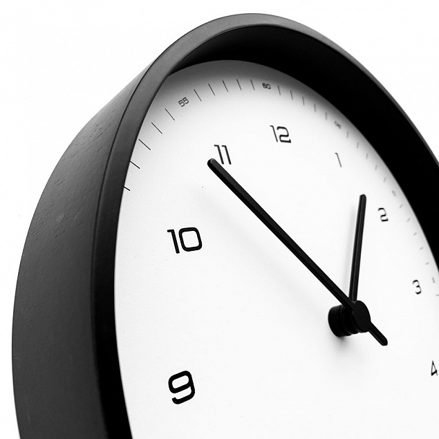 Часы настенные Flash, белые с черным с логотипом в Самаре заказать по выгодной цене в кибермаркете AvroraStore