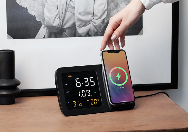 Настольные часы "Smart Screen" с беспроводным (15W) зарядным устройством, гигрометром, термометром, календарём, с подсветкой логотипа с логотипом в Самаре заказать по выгодной цене в кибермаркете AvroraStore