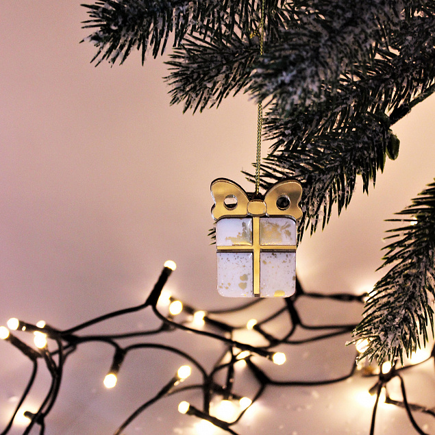 Ёлочная игрушка Подарочек (белый с золотым ) с логотипом в Самаре заказать по выгодной цене в кибермаркете AvroraStore