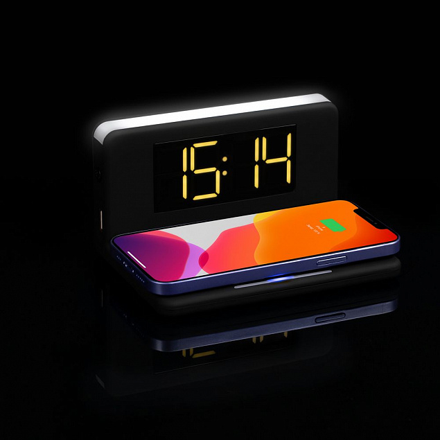 Часы настольные с беспроводным зарядным устройством Pitstop, черные с логотипом в Самаре заказать по выгодной цене в кибермаркете AvroraStore